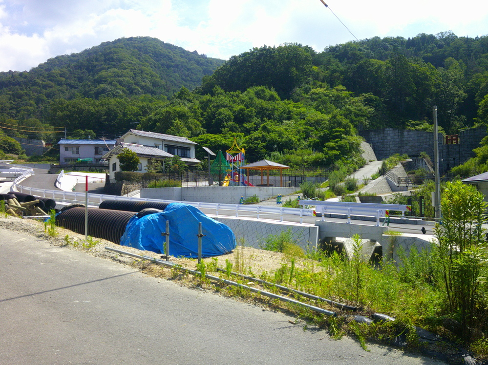 天応四条公園付近では土砂災害防止のため渓流保全工事が続いている。